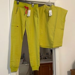 NWT Figs Scrub Set Rafaela oversized top with Zamora joggers in color limeade